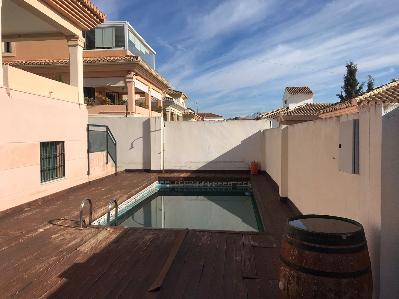 Imagen del antes del patio de una casa.