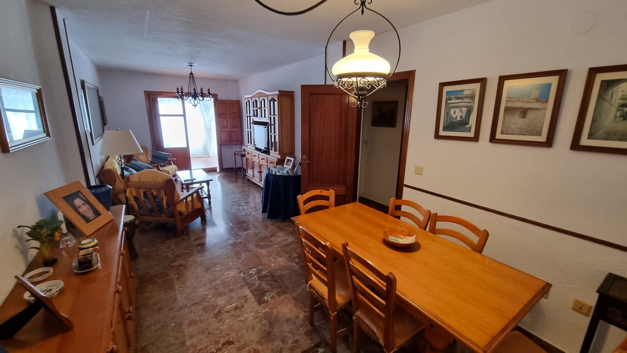 Imagen del antes del patio de una casa.